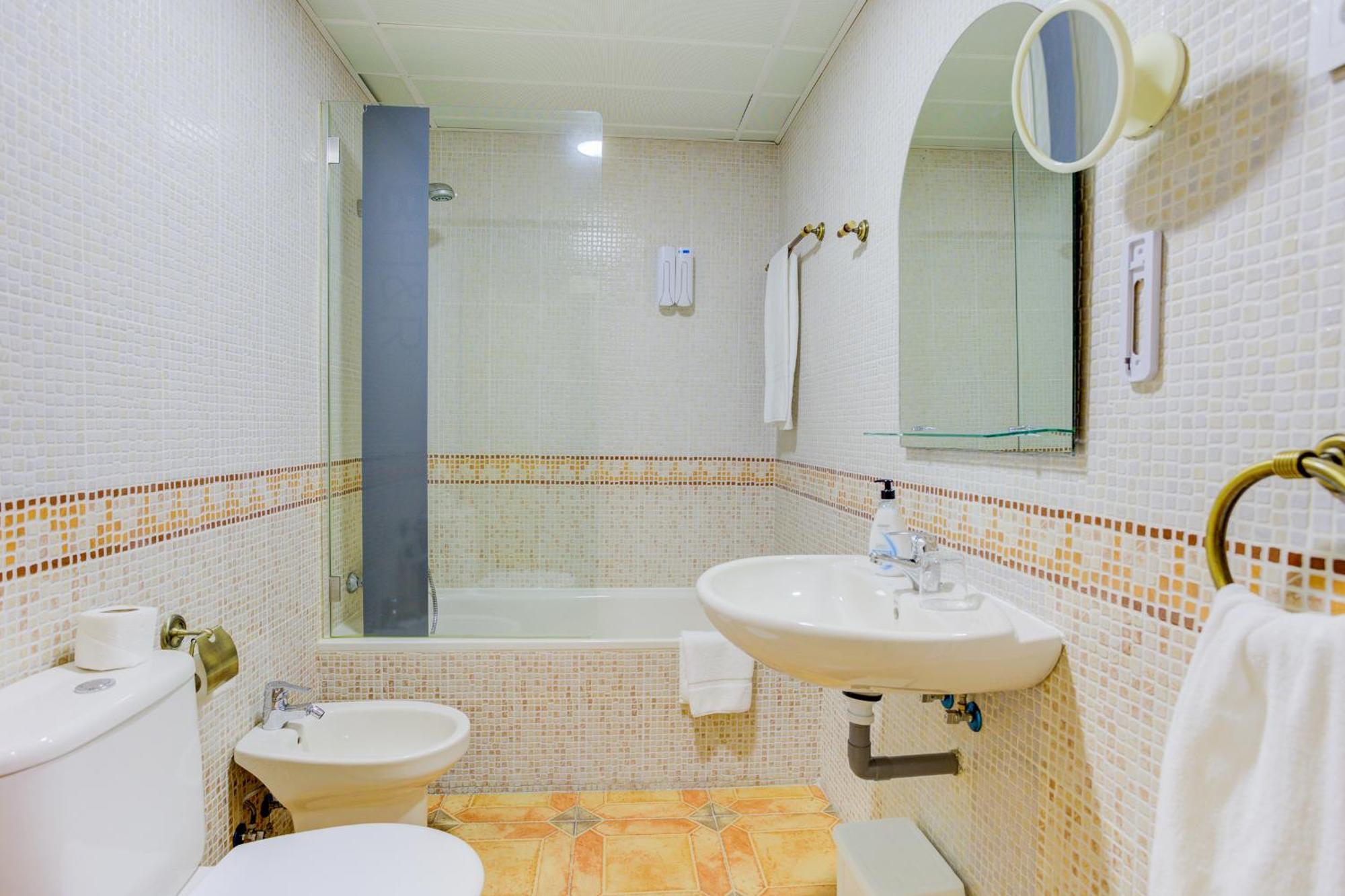 Hotel Pizarro Уманес де Мадрид Екстериор снимка