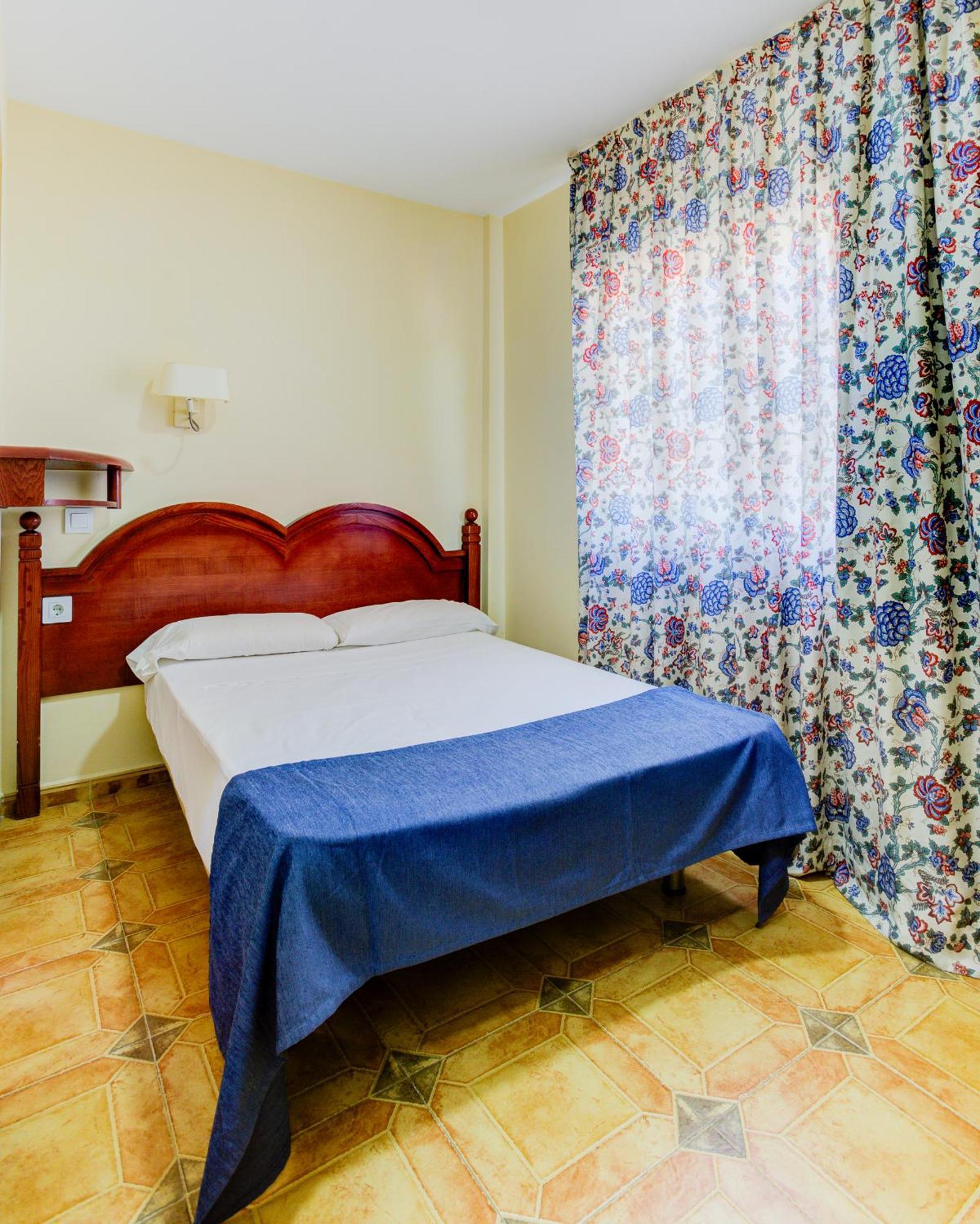 Hotel Pizarro Уманес де Мадрид Екстериор снимка