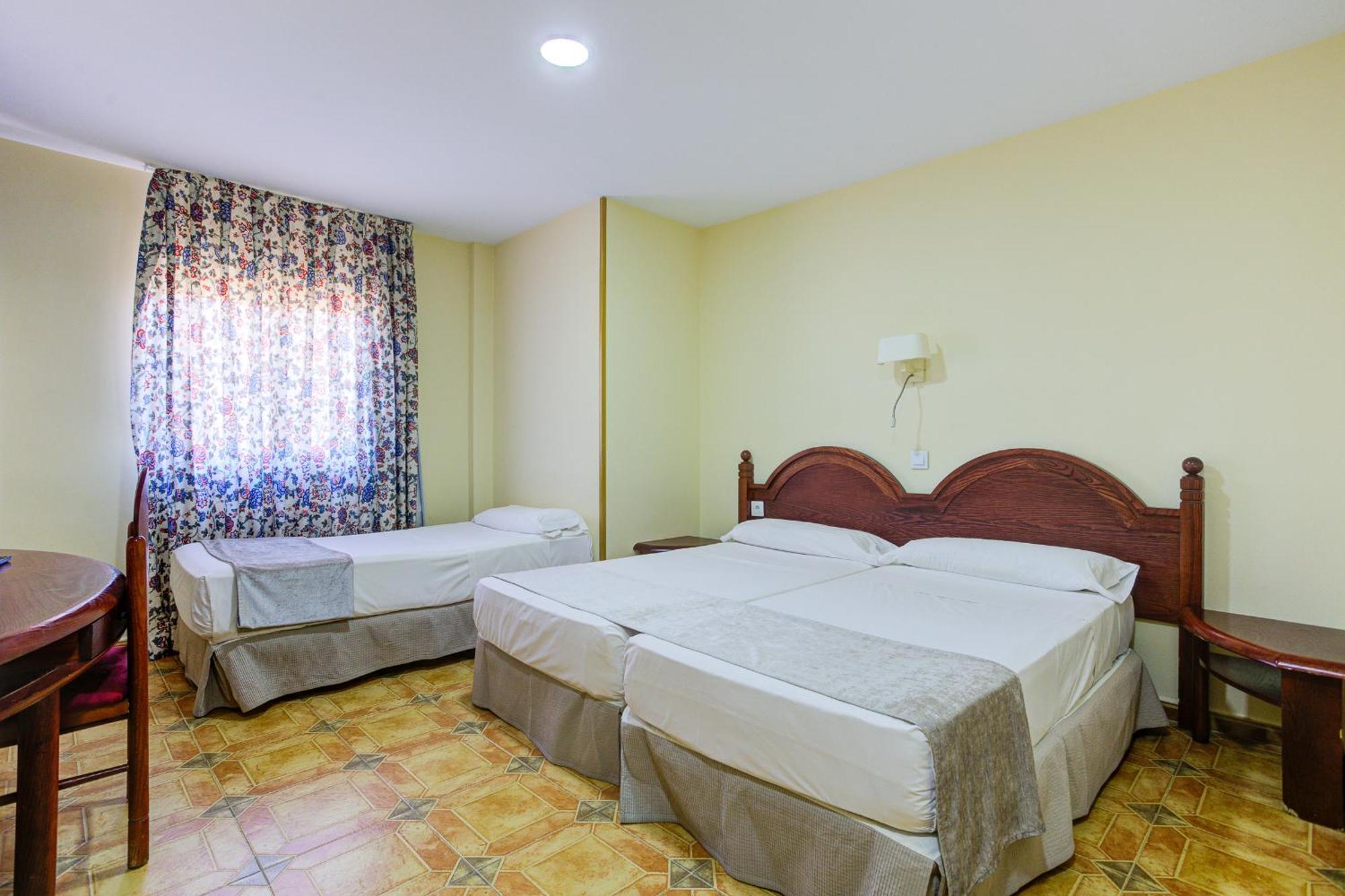 Hotel Pizarro Уманес де Мадрид Екстериор снимка