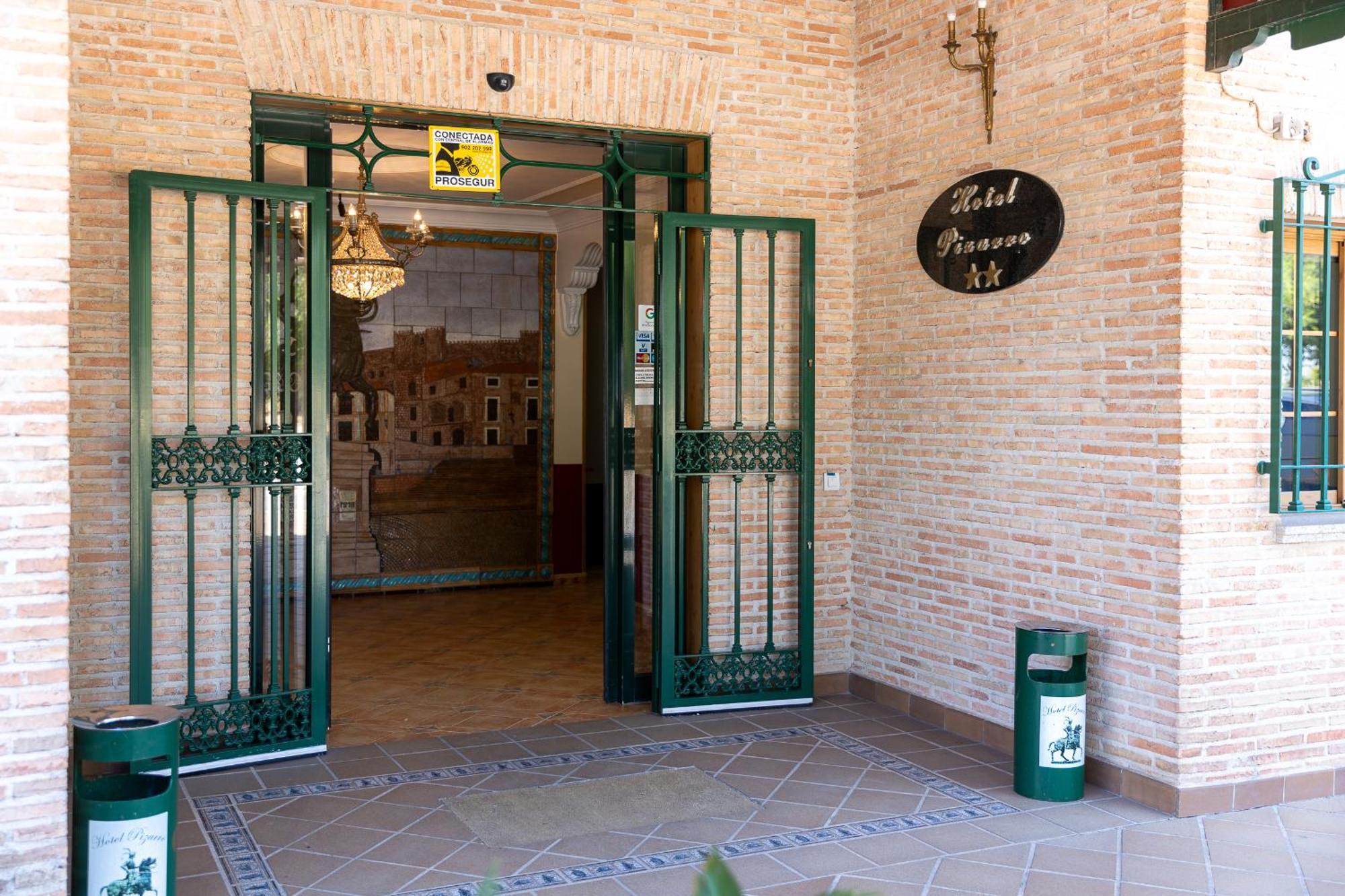 Hotel Pizarro Уманес де Мадрид Екстериор снимка