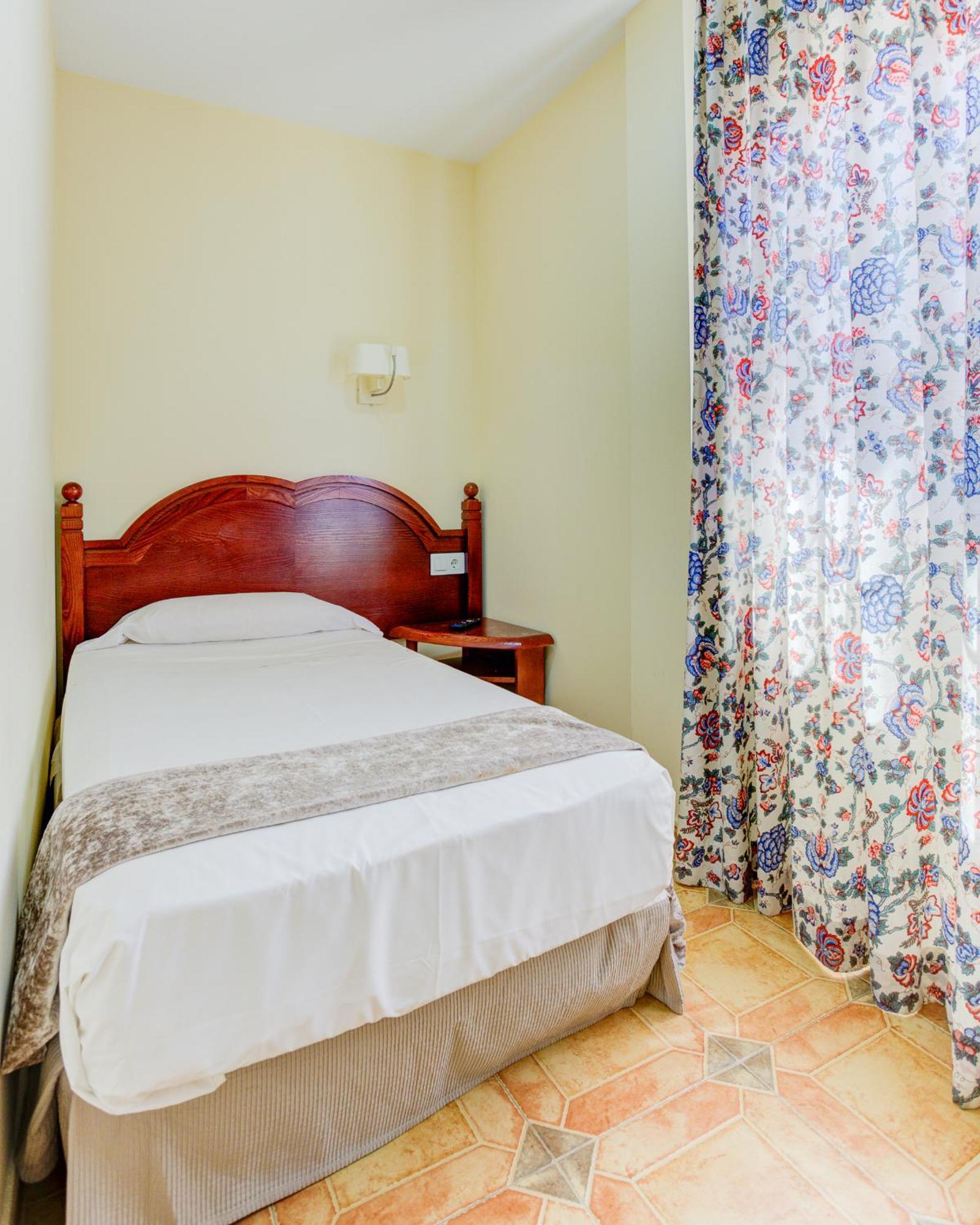 Hotel Pizarro Уманес де Мадрид Екстериор снимка