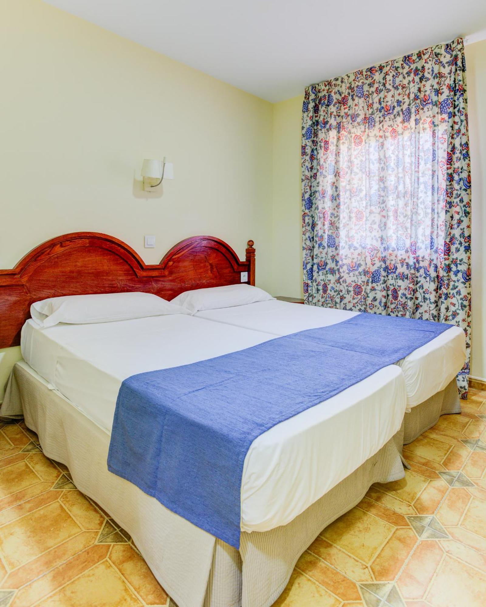 Hotel Pizarro Уманес де Мадрид Екстериор снимка