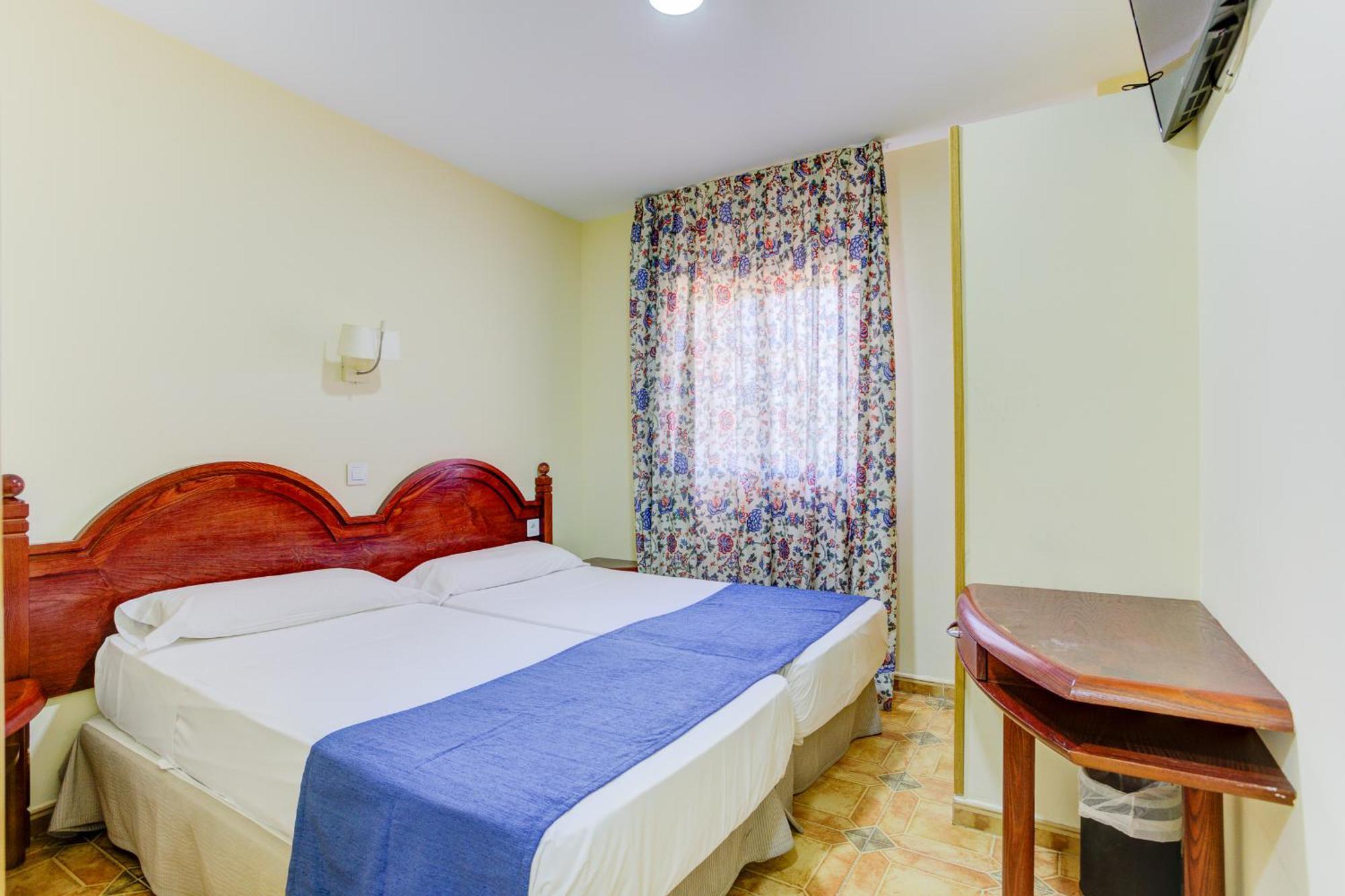 Hotel Pizarro Уманес де Мадрид Екстериор снимка