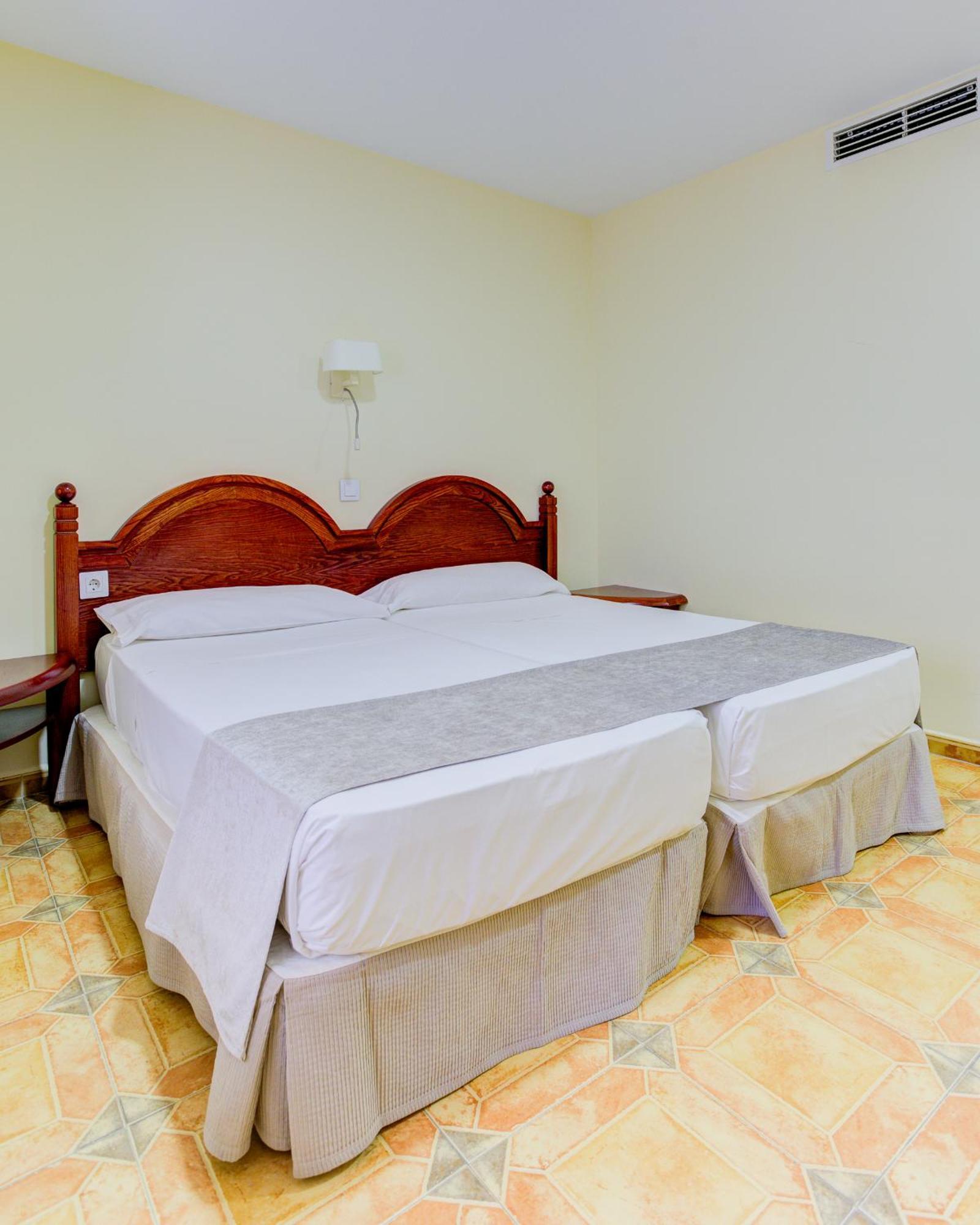 Hotel Pizarro Уманес де Мадрид Екстериор снимка