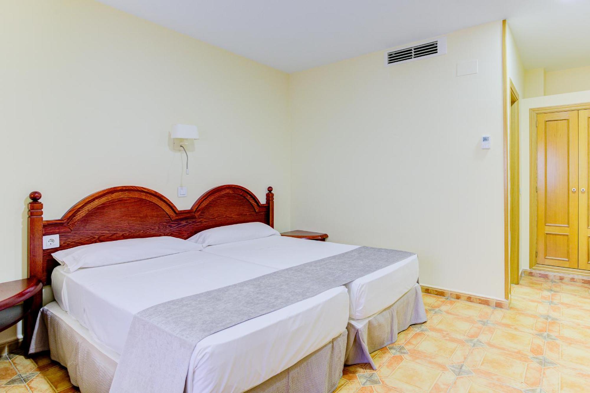 Hotel Pizarro Уманес де Мадрид Екстериор снимка